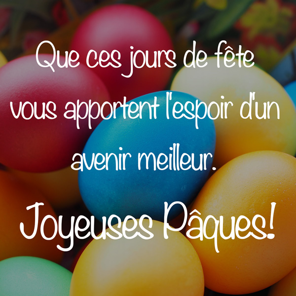 Image de voeux de Pâques avec un œuf en chocolat rose et une phrase heureuse. En arrière-plan, vous pouvez voir un panier de Pâques avec d'autres cadeaux.