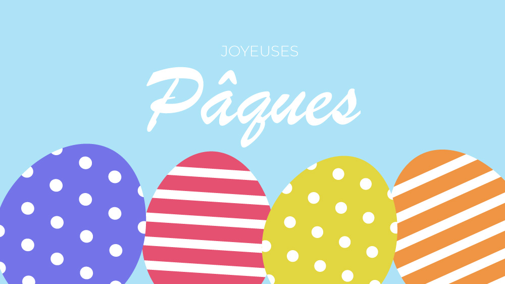 Image avec phrase Joyeuses Pâques sur fond bleu clair. Au bas de l'image, il y a quatre œufs de Pâques colorés.