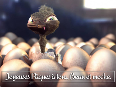 Belle image de joyeuses fêtes de Pâques avec un poussin noir tout juste né d'un œuf de Pâques. Le poussin fait partie des nombreux œufs qui n'ont pas encore éclos. 